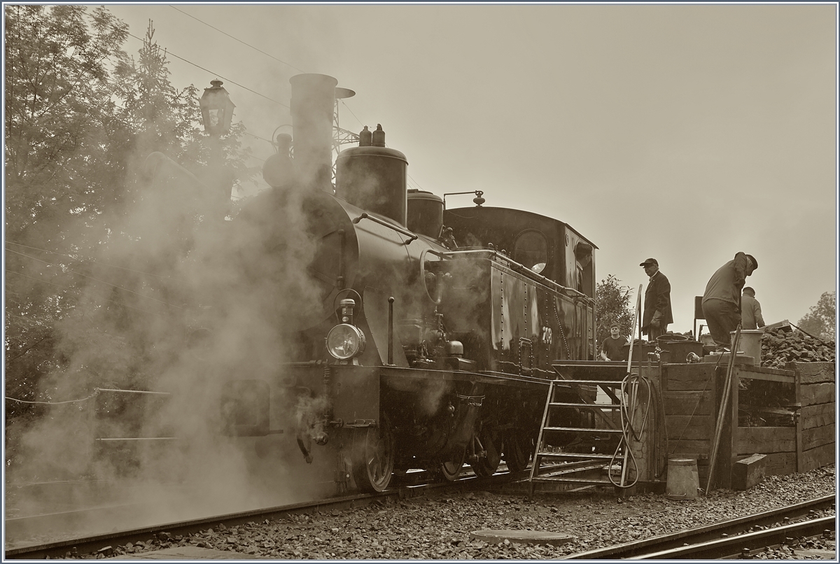 Die schöne SBB G 3/4 208 (Gastlok der Ballenberg-Dampfbahn) bie der Bekohlung in Chaulin.
10. Mai 2018 