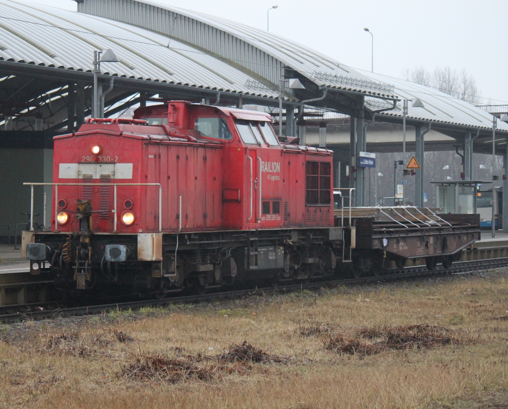 Die Seddiner 298 330-2  Mit bergabe von Rostock-Seehafen nach Warnemnde Werft bei der Durchfahrt im Haltepunkt Rostock-Ltten Klein.21.02.2015 