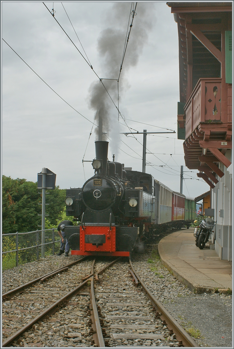 Die SEG G 2x 2/2 105 ist mit ihrem Zug in Chamby angekommen angekommen und wird in wenigen Minuten in den Museumsbahnhof von Chaulin schieben. 

8. Juni 2024