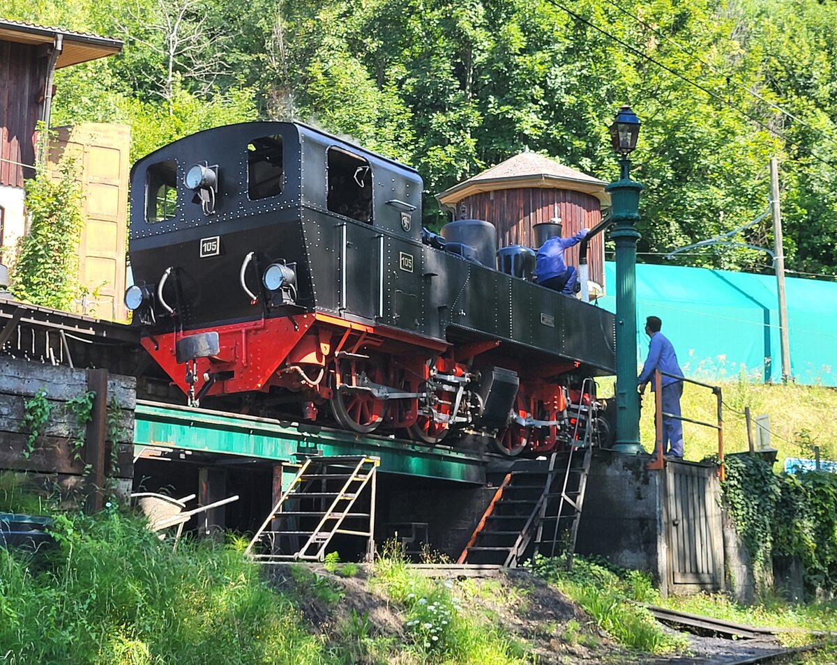 Die SEG G 2x 2/2 105 der Blonay Chamby Bahn wird  in Chaulin mit Wasser und Kohle versorgt um eine weitere Fahrt nach Blonay zu unternehmen.

10. Aug. 2025
