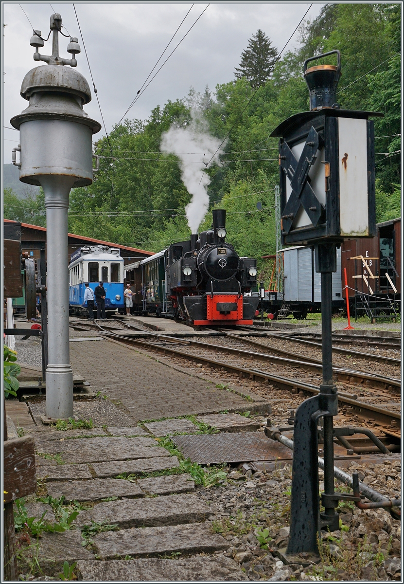 Die SEG G 2X 2/2 105 der Blonay-Chamby Bahn ist mit ihrem Dampfzug in Chaulin Musée angekommen. 

15. Juni 2025 