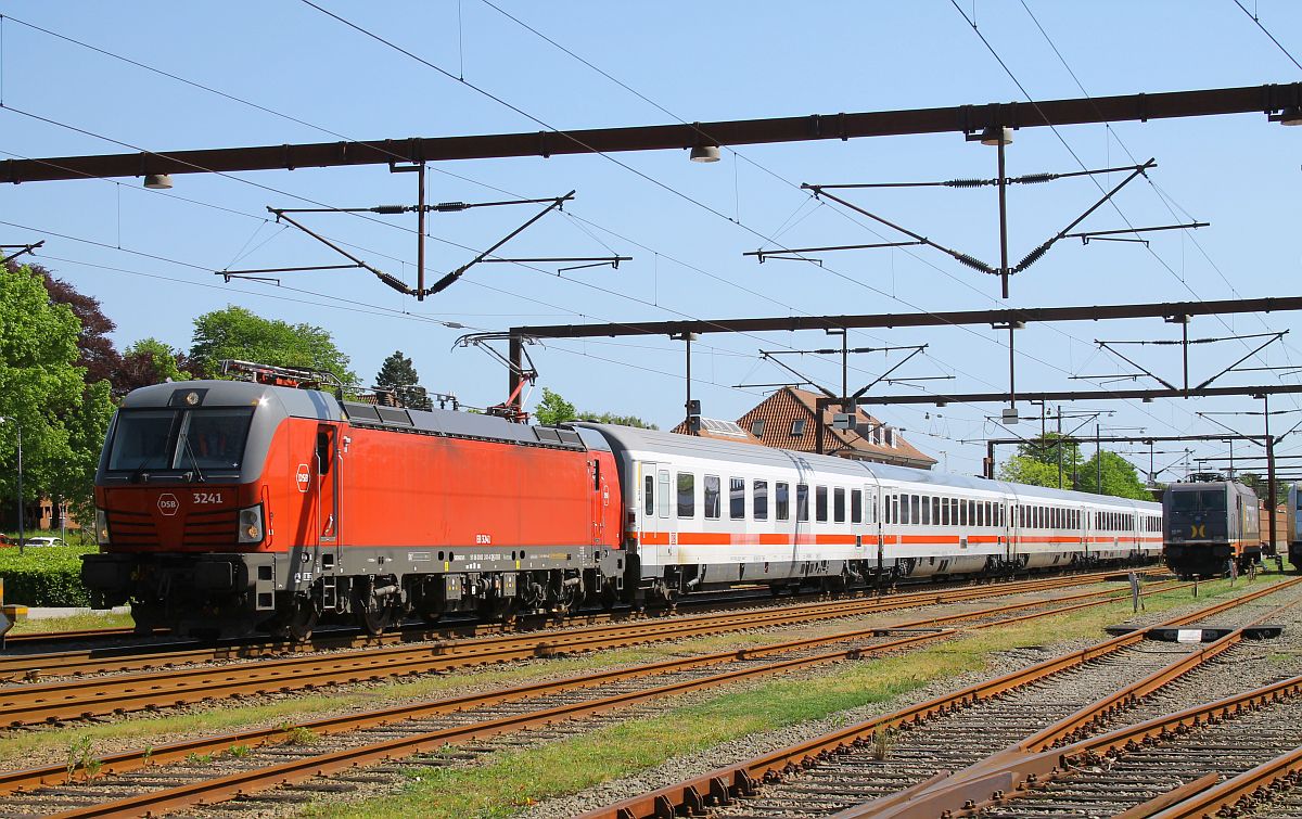 Die seit dem 12.05.2023 in Pattburg/Padborg abgestellte DSB EB 3241 hat am 25.05.2023 erstmalig 7 IC1 Wagen von Hamburg-Langenfelde nach Kopenhagen überführt, hier bei einem Zwischenhalt in Pattburg
