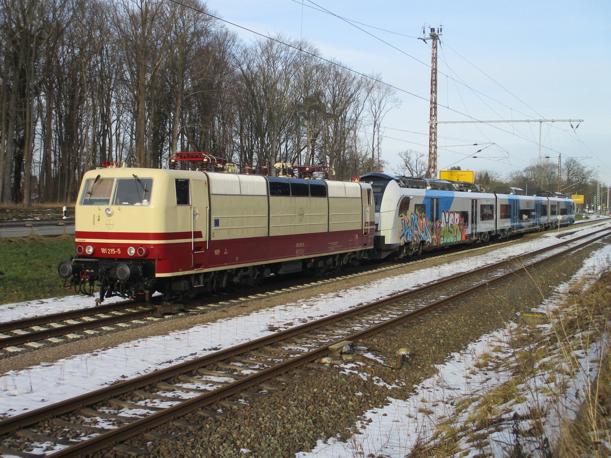 Die SEL 181 215 hatte den bei Altheide verunglückten 4746 301 nach Gelbensande gebracht.Am 18.Februar 2021 stand die Fuhre abgebügelt dort.