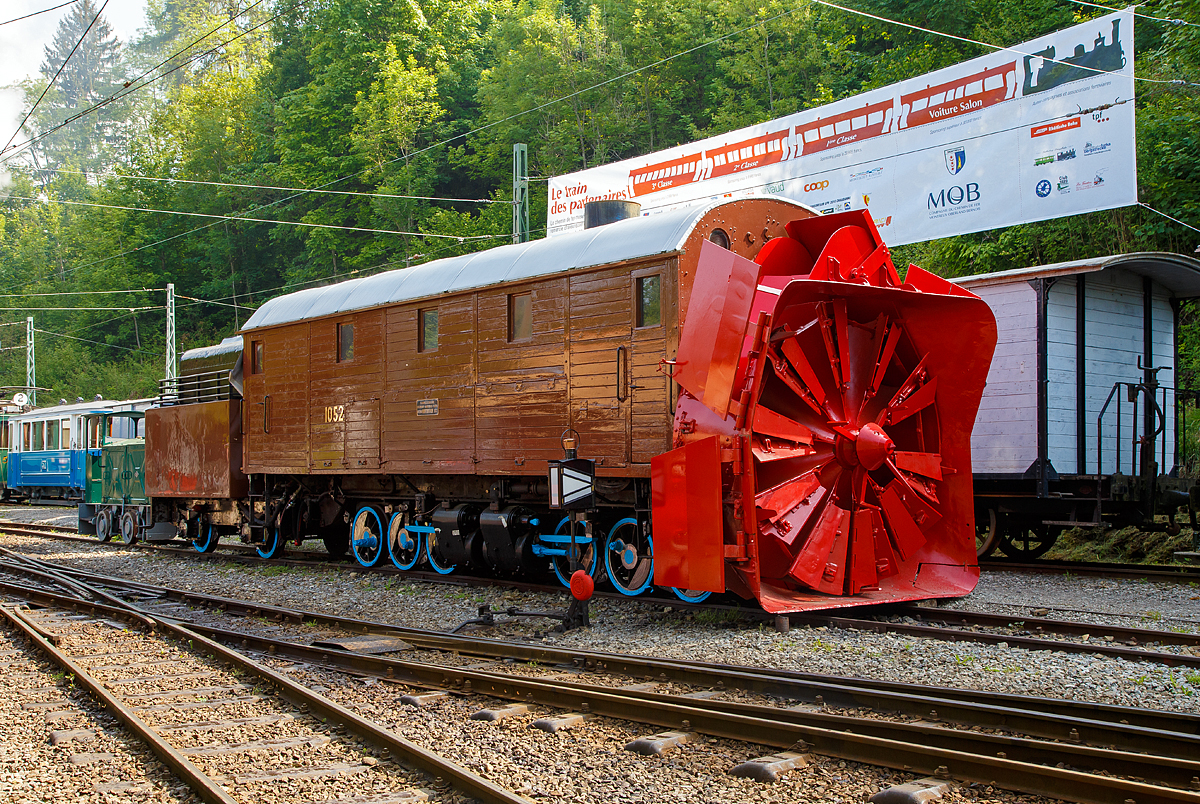 Die Selbstfahrende Dampfschneeschleuder R 1052 (ex Berninabahn) BB R 1052, ex RhB R 14, ex RhB Xrot d 9214), der Museumsbahn Blonay-Chamby,hier am 19.05.2018 auf dem Museums-Areal der (BC) in Chaulin.

Die Schneeschleuder wurde 1912 von der Schweizerischen Lokomotiv- und Maschinenfabrik (SLM) unter der Fabriknummer 2299 als R 1052 fr die Berninabahn gebaut, 1944 um bezeichnet in RhB R 14, 1954 um nummeriert in RhB Xrot d 9214 (Die Bezeichnung Xrot d setzt sich zusammen aus: X = Dienstfahrzeug, rot = rotierend, d = dampfgetrieben.), 1990 ging sie an die DFB, 1996 wurde sie  im Tausch gegen die ehemalige RhB R 12 von der B-C bernommen.

Dieses Fahrzeug wie auch das heute noch bei der RhB betriebsfhige Schwesterfahrzeug Xrot d 9213 (ex BB R 1051) sind dampfgetriebene Schneeschleudern mit eigenem Antrieb die fr die Berninabahn (BB) gebaut wurden, die seit 1944 zur Rhtischen Bahn gehrt. Im Gegensatz zu den bisher gebauten Fahrzeugen, auch der zwei Dampfschleudern der RhB-Stammstrecke, handelt es sich bei den beiden Bernina-Schleudern um selbstfahrende Fahrzeuge. Die Berninabahn entschied sich hierzu, weil in den engen Kurven mit nicht gengend hoher Kraft geschoben werden konnte und die Bahn selbst keine Fahrdraht-unabhngigen Triebfahrzeuge besa. Die Schleudern wurden dennoch normalerweise mit Schiebetriebfahrzeugen eingesetzt, damit die gesamte Kesselleistung fr die Dampfmaschine des Schleuderrades zur Verfgung stand.

Mit der bernahme der Berninabahn durch die Rhtische Bahn (RhB) erhielten die beiden Schleudern die neuen Bezeichnungen R 13 und R 14, 1950 dann Xrot d 9213 und 9214. Die beiden Fahrzeuge befanden sich bis 1967 im regelmigen Einsatz und wurden danach durch modernere Schleudern ersetzt. Die Xrot d 9213 wird von der RhB im Heimatdepot in Pontresina weiterhin betriebsfhig gehalten. Sie wird heute vor allem zu touristischen Zwecken noch betrieben, und zwar im Rahmen so genannter Fotofahrten; zuweilen kommt sie aber auch noch bei der Rumung zum Einsatz.

Die Achsformel ist C'C', das Fahrzeug verfgen nach Bauart Meyer ber zwei dreiachsige Triebdrehgestelle die durch vier Zylinder angetrieben werden, diese befinden sich unten mittig zwischen den Triebgestellen, darber befindet sich der Antrieb fr die Schneeschleuder, die von zwei weiteren Zylindern angetrieben wird. Der Durchmesser des Schleuderrads betrgt 2,5m, welches mit bis zu 170 U/min dreht und so bis zu drei Meter hohe Schneemassen beseitigen kann.
Gekuppelt ist die Schneeschleuder mit einem zweiachsigen Tender.

Die Xrot d 9214 wurde am 26. Januar 1968 zu einem einmaligen Groeinsatz auf der Arosabahn herangezogen. Geschoben von zwei ABDe 4/4 hatte sie die tiefverschneite Strecke zwischen Langwies und Arosa zu rumen und bentigte fr den nur acht Kilometer langen Abschnitt acht Stunden.

TECHNISCHE DATEN:
Gebaute Anzahl: 2 (BB 1051, BB 1052)
Hersteller: SLM
Baujahre: 1910 und 1912
Ausmusterung: 1967 (1052/ 9214), Die 1051 ist als RhB Xrot d 9213 betriebsfhig
Spurweite: 1.000 mm (Meterspur)
Achsformel: C'C'
Lnge: 13.865 mm
Hhe: 3.800 mm
Breite: 2.800 mm, max. 3.600 mm
Gesamtradstand: 10.655 mm (inkl. Tender)
Kleinster befahrbarer Gleisbogen: R=45 m
Dienstgewicht: 45 t
Dienstgewicht mit Tender: 63,5 t
Hchstgeschwindigkeit:  35 km/h
Indizierte Leistung Antrieb: 221 kW
Indizierte Leistung Schneeschleuder: 368 kW
Treibraddurchmesser: 	750 mm
Zylinderanzahl: 4 fr Antrieb und 2 fr Schneeschleuder
Kesselberdruck: 14 bar
Wasservorrat: 7 m
Kohlevorrat: 4 t 
