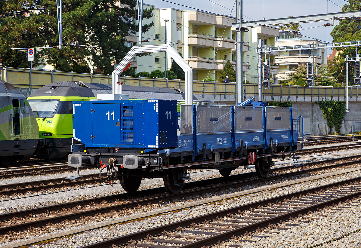 Die selbstfahrenden Hubarbeitsbhnen XTm 99 85 9285 006-4 CH-ELTE der elbatech AG, abgestellt am 09.09.2021 im Bahnhof Spiez.

Die selbstfahrenden Hubarbeitsbhnen XTm verfgen ber einen dieselhydraulischen Antrieb und basieren auf totalrevidierten Maschinen der SBB (7m Bhnen). Es steht ein groer Arbeitskorb mit einer Reichweite von 7m zur Verfgung. Die XTm sind eine ideale Ergnzung einer Montagekomposition bestehend aus VTms und Containerwagen damit eine zustzliche Equipe unabhngig und effizient arbeiten kann.

Technische Daten:
Spurweite: 1.435 mm (Normalspur)
Achsfolge: B
Lnge ber Puffer: 12.000 mm
Achsabstand: 6.500 mm
Eigengewicht: 15.400 kg
Max. Ladegewicht: 15,0 t (ab Streckenklasse C)
Hchstgeschwindigkeit: geschleppt: 100 km/h, die Eigenfahrt Geschwindigkeit ist mir unbekannt, wir aber wohl langsam sein.
