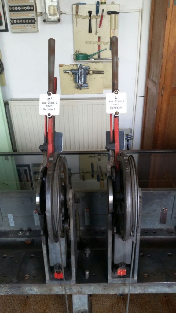 Die Signalhebel für die Ausfahrtssignale Richtung Nebra im Stellwerk Lw in Laucha, während einer Führung zum 9. Unstrutbahnfest am 05.10.2014. (Foto: Karolin Thomas)