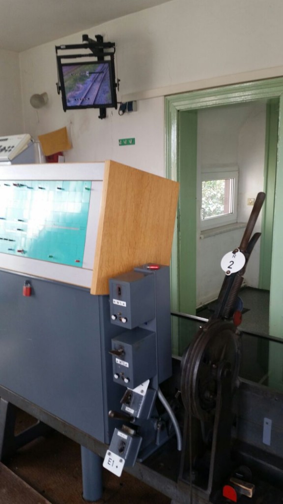 Die Signalhebel für die Weiche 2 vom Neben- zum Hauptgleis und das Gleisbildstellpult im Stellwerk Lw in Laucha, während einer Führung zum 9. Unstrutbahnfest am 05.10.2014. (Foto: Karolin Thomas)