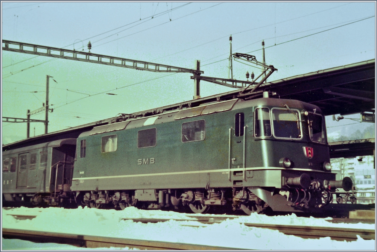 Die SMB Re 4/4 III 118 wartet in Moutier mit einem Regionalzug auf die Abfahrt nach Solothurn. 

23. Feb. 1985