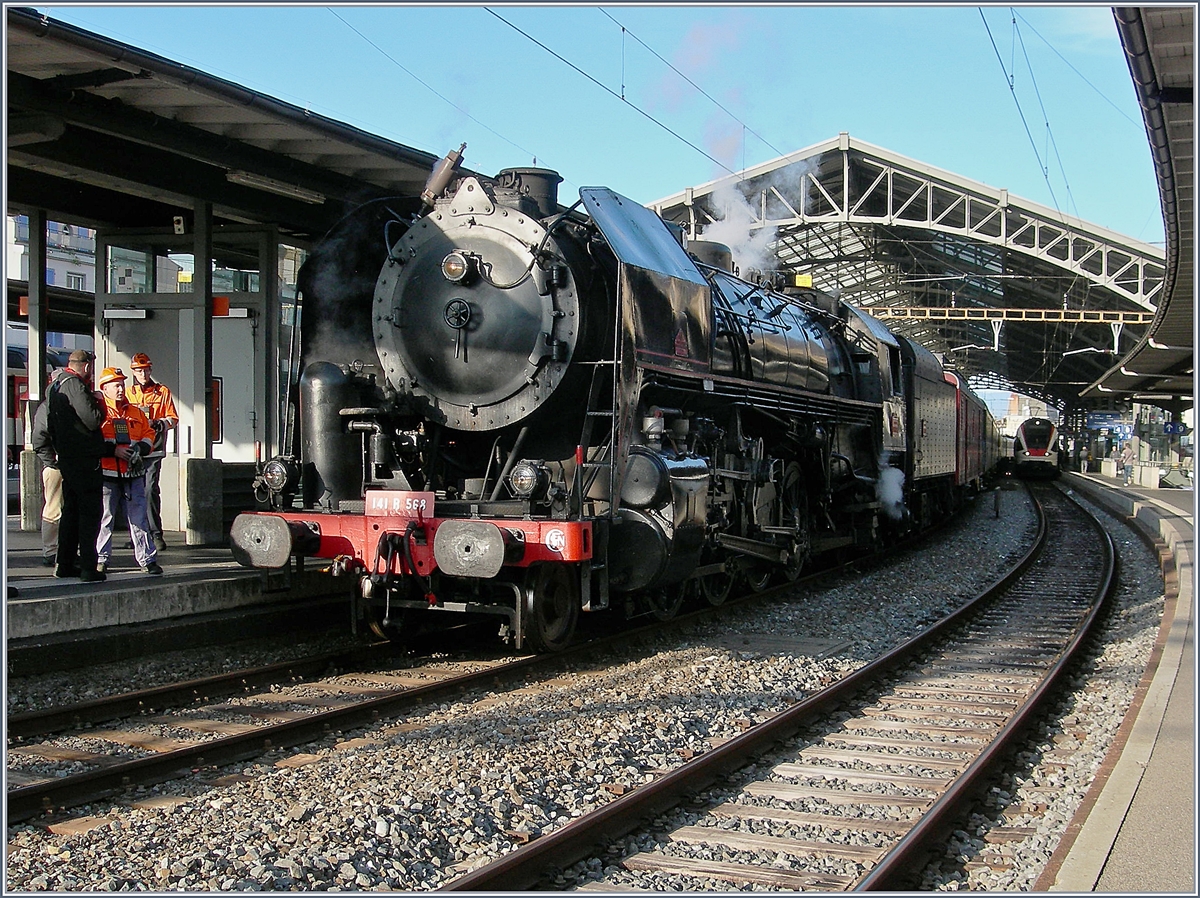 Die SNCF 141 R 568 kam von Vallorbe nach Lausanne und wartet planmässig mit ihrem langen Sonderzug eine gute halbe Stunde auf die Weiterfahrt Richtung Bern.
28. Okt. 2017