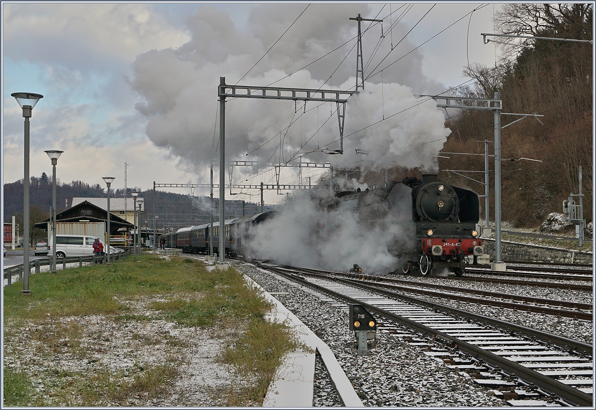 Die SNCF 241-A65 verlässt Koblenz mit dem Ziel Konstanz in Richtung Baden. 
9. Dez. 2017