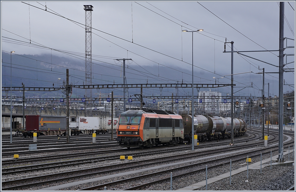 Die SNCF 26 211 wartet in Güter- und Rangierbahnhof von Genève la Praille auf die Abfahrt in Richtung Frankreich. 

13.02.2020