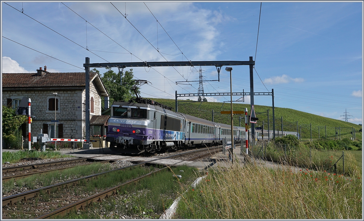 Die SNCF BB 22 316 schiebt bie Russin ihren TER von Lyon Richtung Genève. 
20. Juni 2016