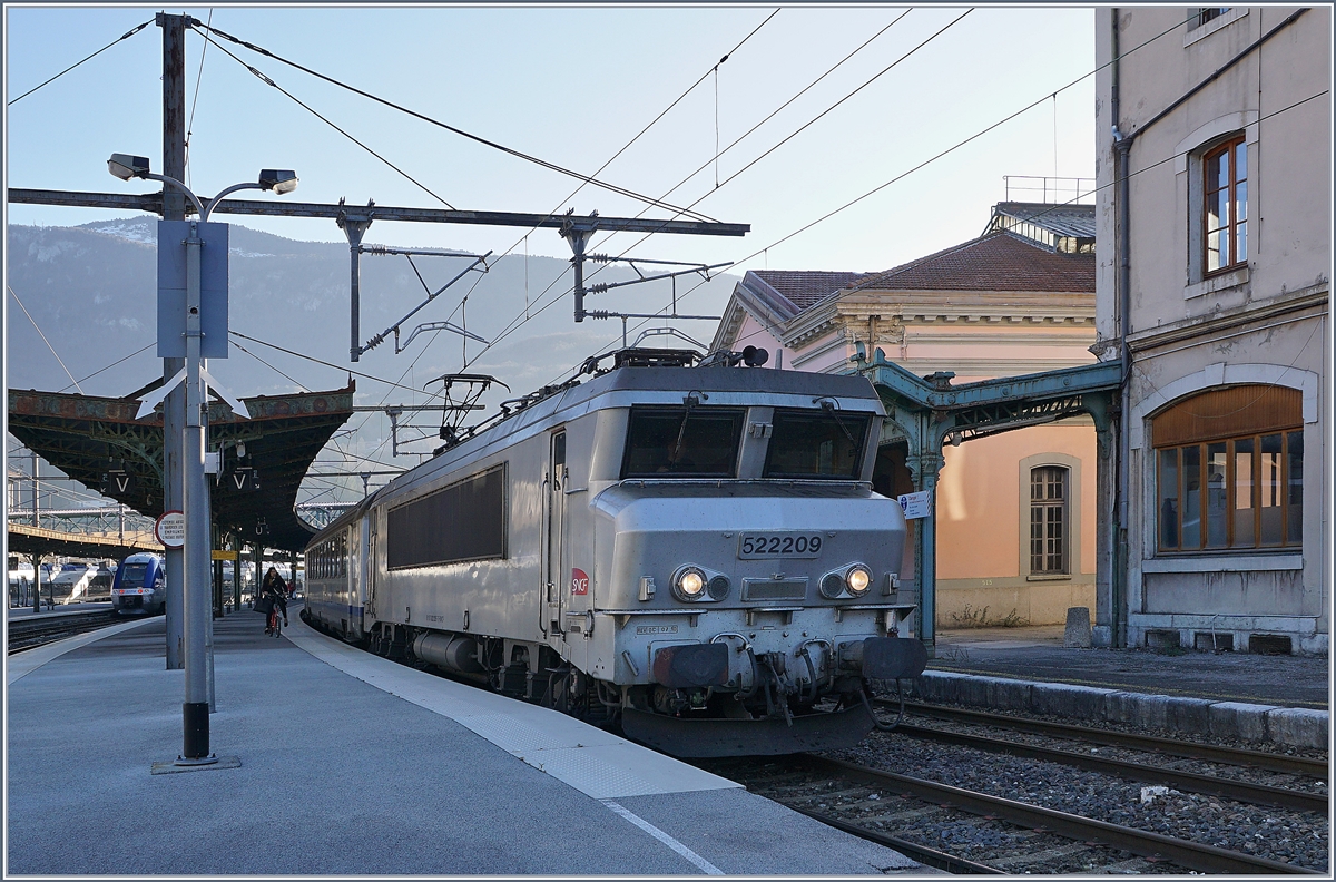 Die SNCF BB 22209 ist mit ihrem TER nach Lyon in Bellegarde (Ain) angekommen.

23. März 2019