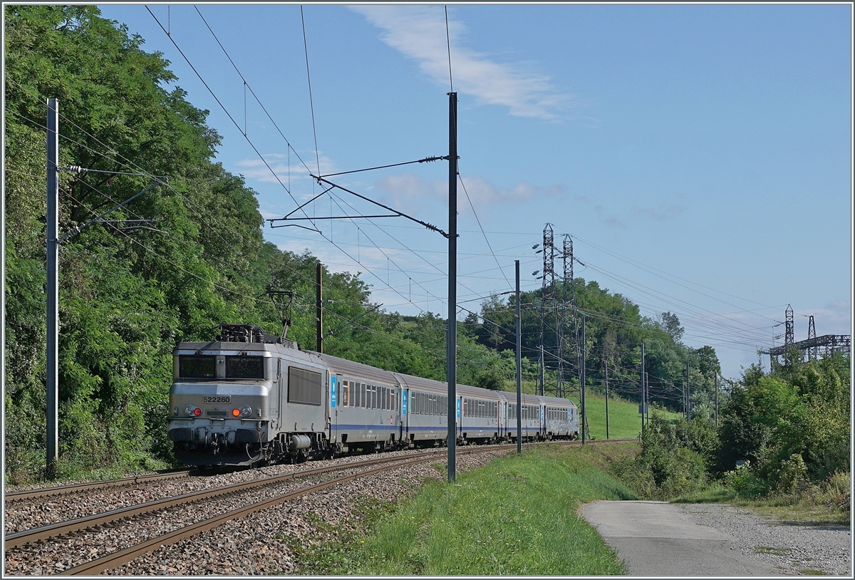 Die SNCF BB 22260 ist mit ihrem TER von Lyon nach Genève kurz nach Pougny-Chancy nur noch wenige Kilometer von der Schweizer Grenze entfernt. 

16. Aug. 2021 