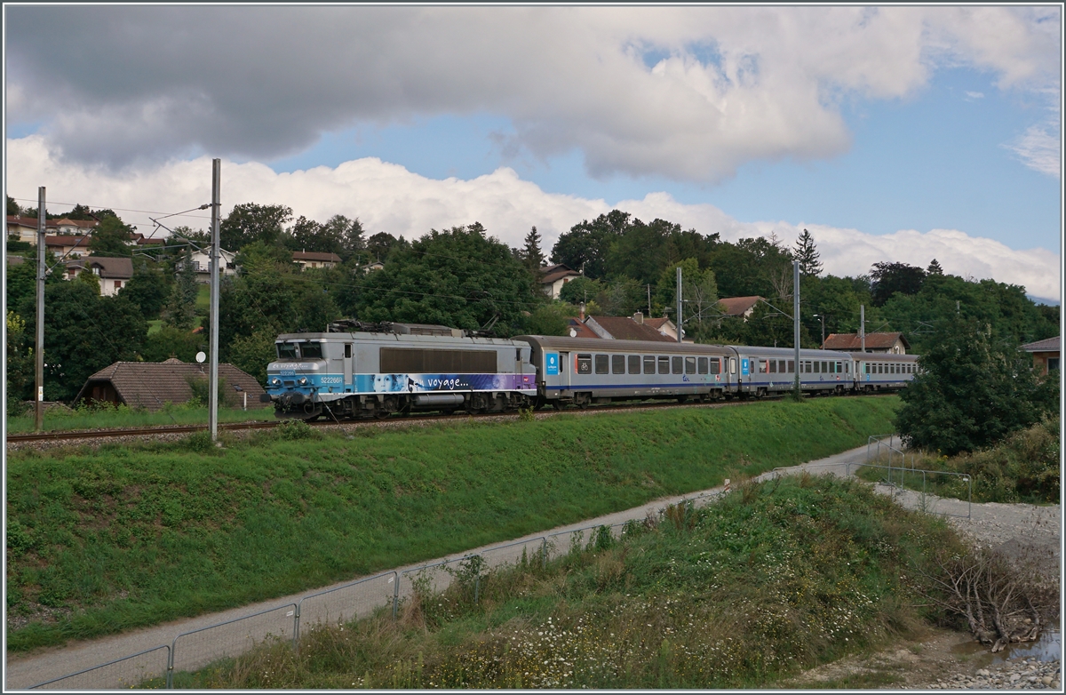 Die SNCF BB 22266 mit ihrem TER ist bei Pougny-Chancy auf dem Weg nach Lyon. 
16.08.2021
