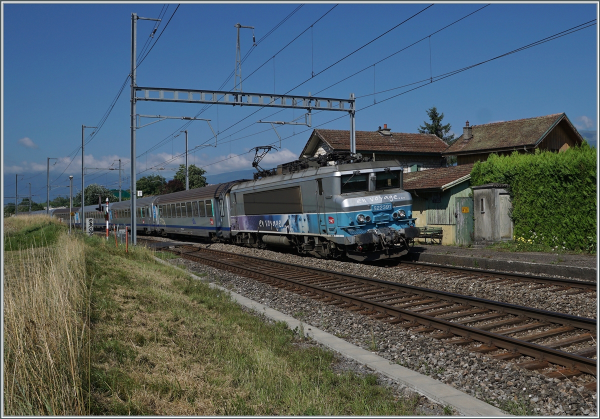 Die SNCF BB 22391  Nez cassé  mit ihrem TER von Lyon nach Genève bei Bourdigeny. 

19. Juli 2021