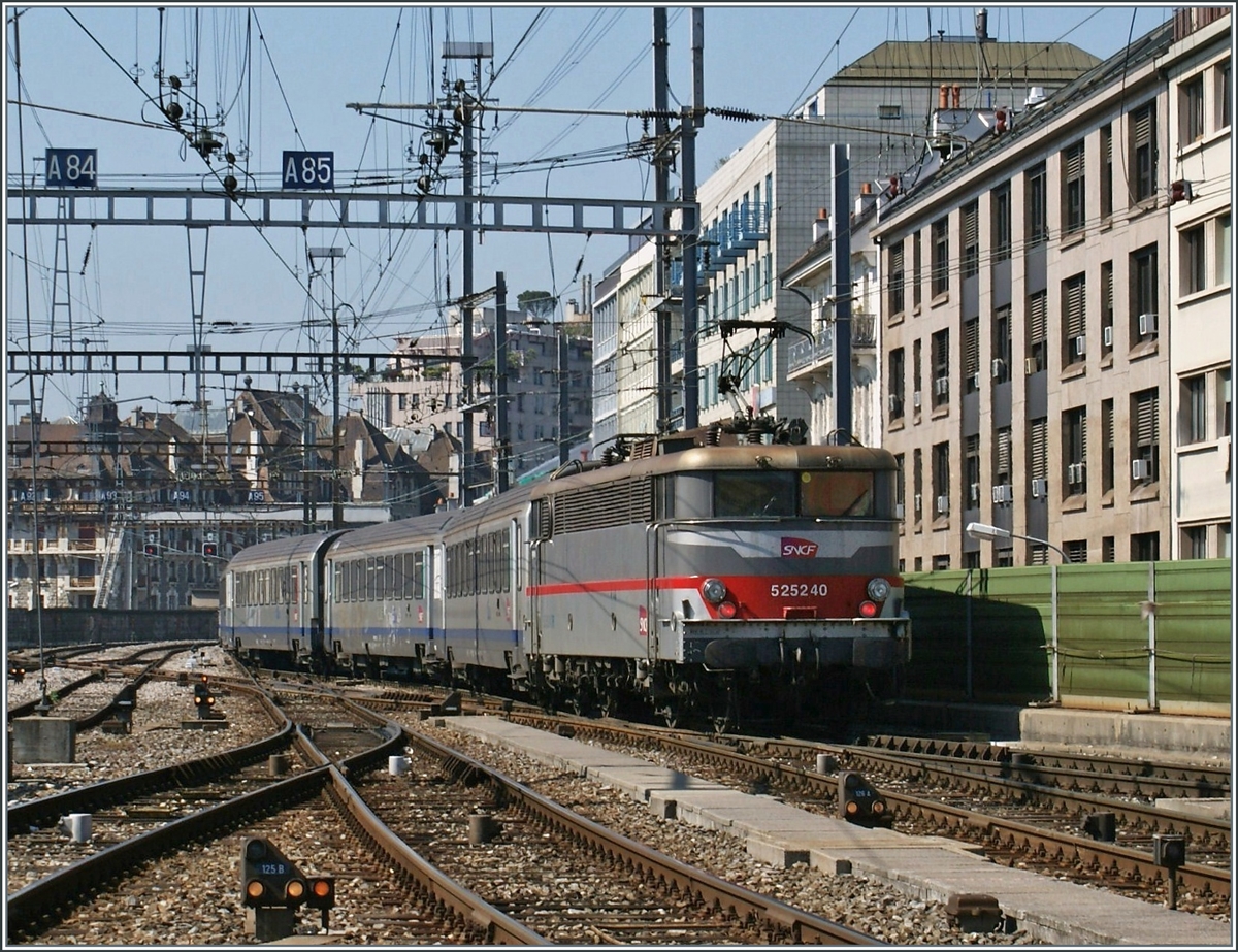 Die SNCF BB 25 240 verlässt mit einem TER nach Lyon den Bahnhof von Genève.

1. Mai 2009