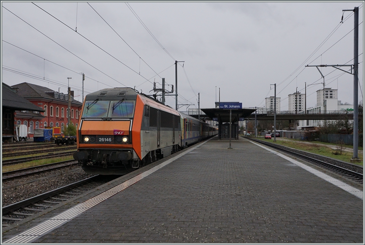 Die SNCF BB 26 146 fährt mit ihrem TER 200 96264 ohne Halt durch Basel St.Johan und wird in Kürze ihre Heimat erreichen.
5. März 2016