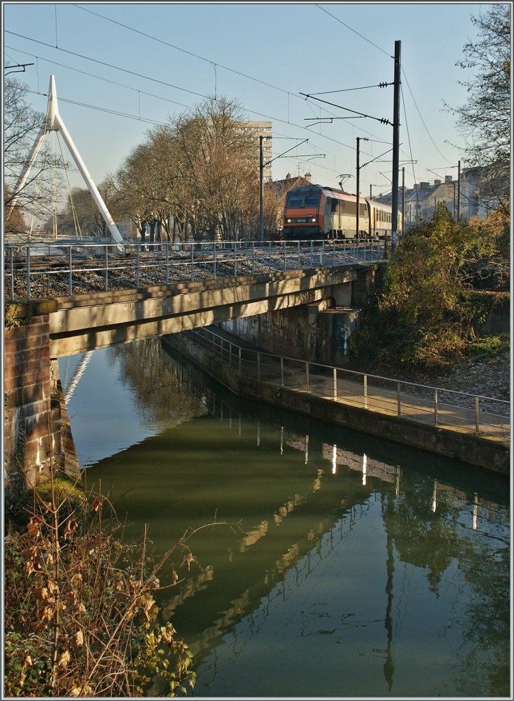 Die SNCF BB 26 149 erreicht mit ihrem TER 200 den Rohne-Rhein Kanal bei Mulhouse.
11. Dez. 2013