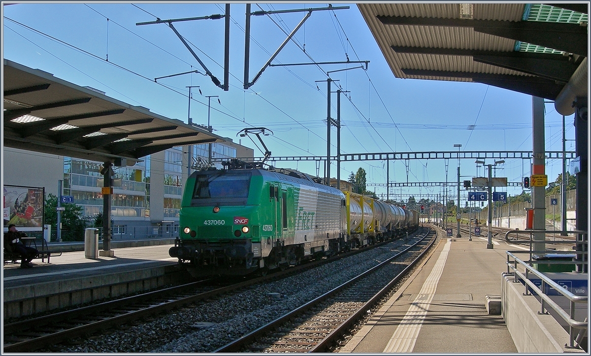 Die SNCF BB 37 060 mit ihrem Güterzug von Lyon nach Lausanne Triage bei seiner Durchfahrt in Morges.
3. Okt. 2016