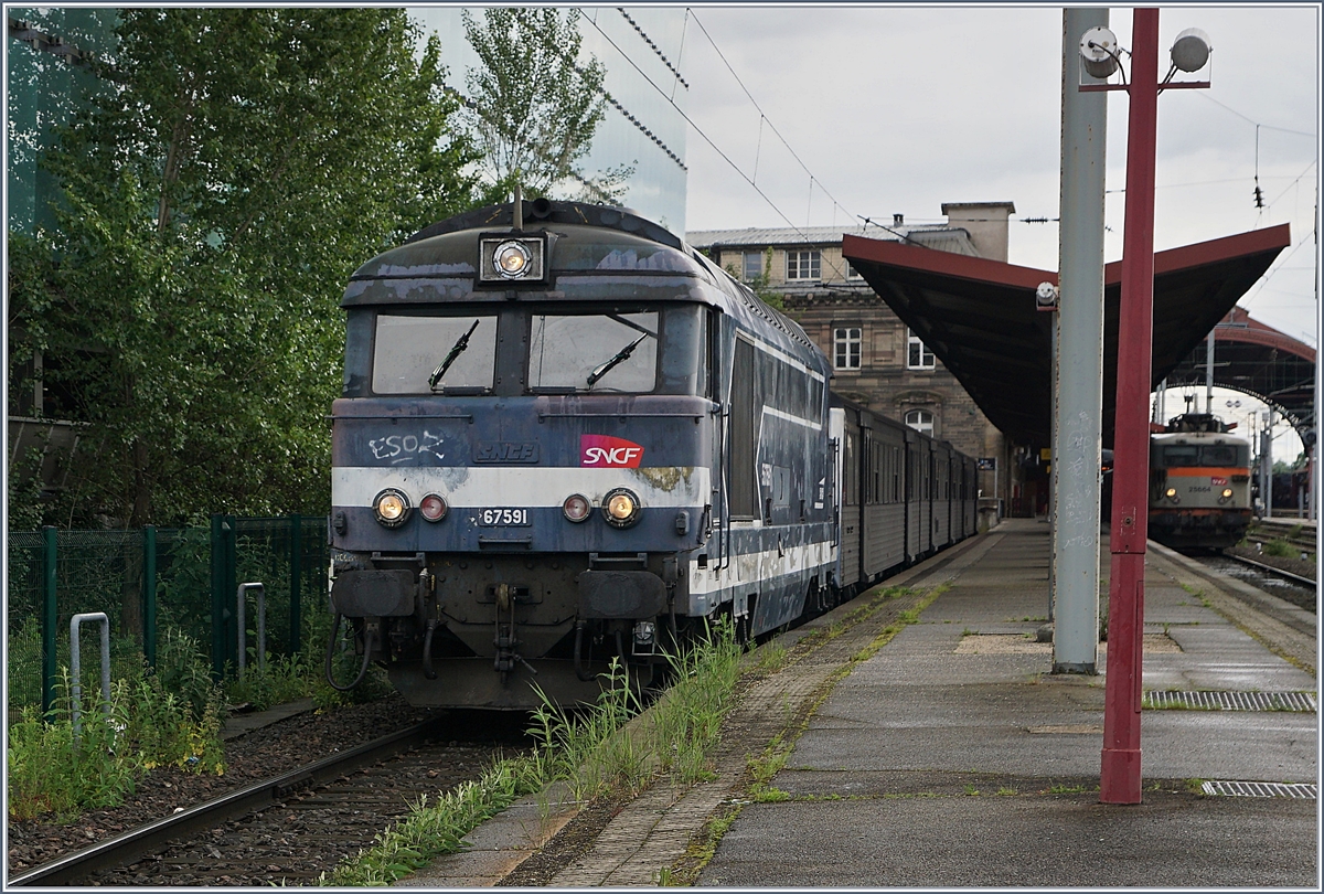 Die SNCF BB 67591 in Strasbourg. Die formschönen Dieselloks werden (leider) nur noch selten eingesetzt und so hatte ich Glück, in Strasbourg gleich drei der Loks erleben zu dürfen.

28. Mai 2019