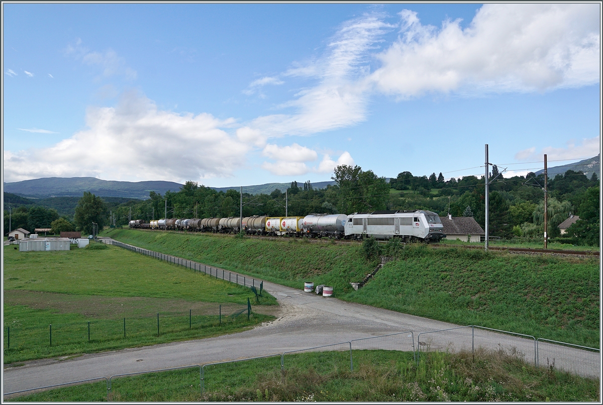 Die SNCF Sybic 26134 ist kurz vor Pougny-Chancy mit einem Güterzug nach Genève La Praille unterwegs. 

16. August 2021