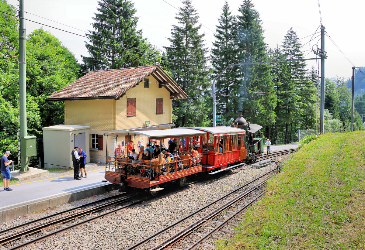 Die Stehboiler-Dampflok Nr. 7 von 1873 der Rigi Bahn: In der Zwischenstation Fruttli, 24.Juli 2021 