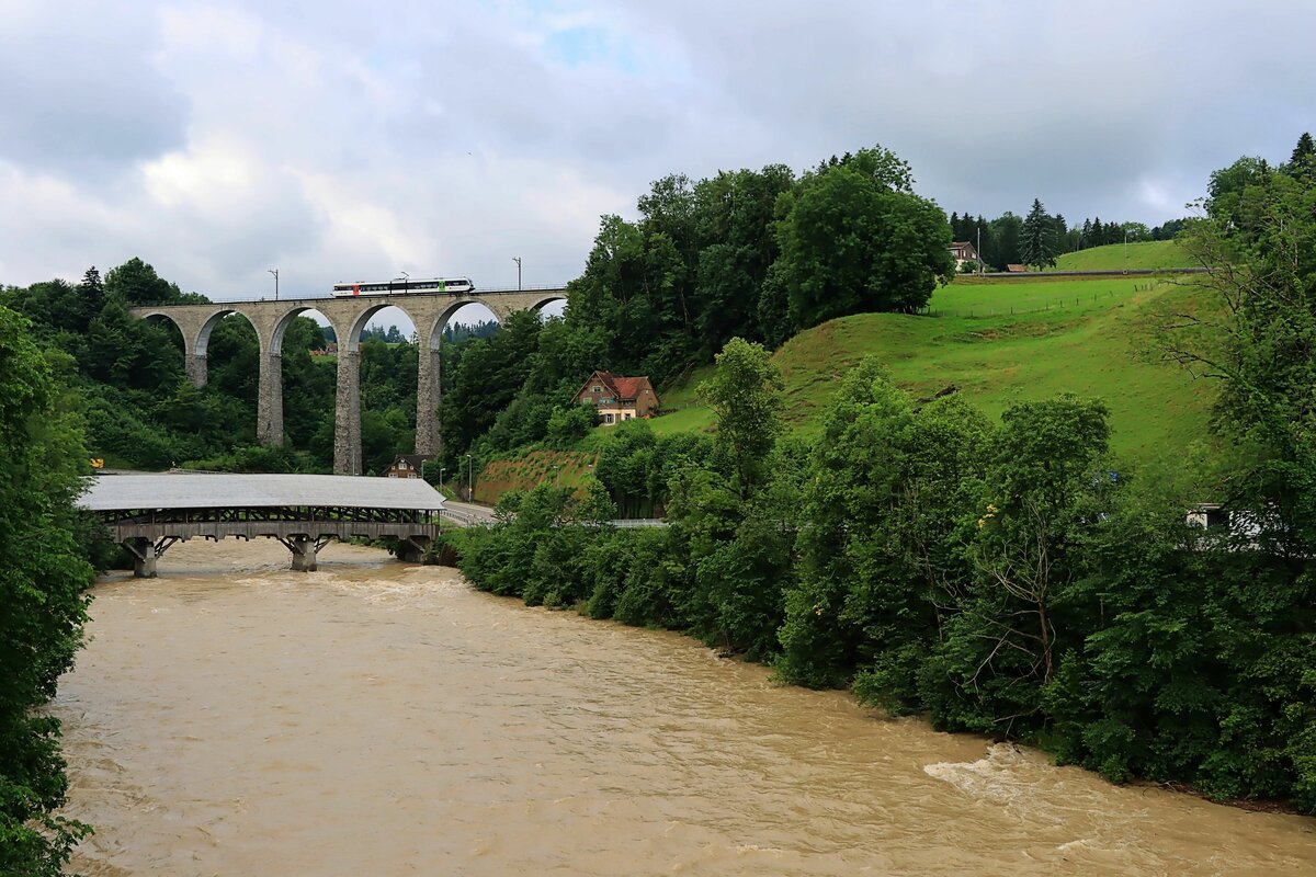 Die St.Galler S-Bahn Linie S9 (Wil - Wattwil): THURBO GTW 2/6 749 auf der Gonzenbachbrcke bei Ltisburg. 9.Juli 2021 