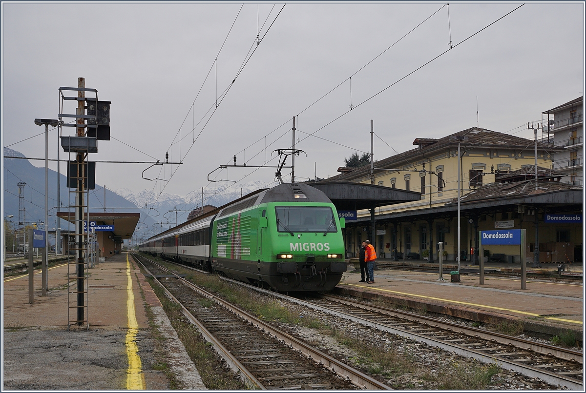 Die Stromabnehmerstellung bereits LBT konform, wartet die SBB Re 460 080-5  MIGROS  in Domodossla mit ihrem IC 1076 nach Basel SBB auf die Abfahrt.
29. Nov. 2018