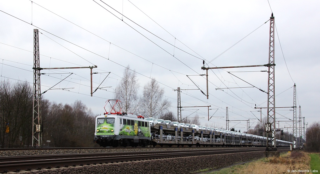 Die SunRail 140 002 fuhr am 29.01.16 mit einem voll, beladenem BLG-Autozug durch Dedensen-Gümmer.