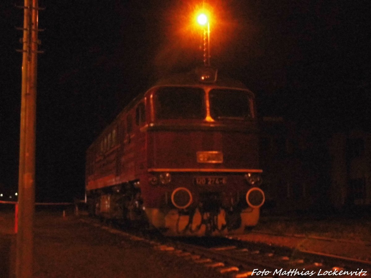 Die Taigatrommel 120 274 mit laufenden Motor und Abgaswolke am Abend des 8.10.16 in Falkenberg/Elster.