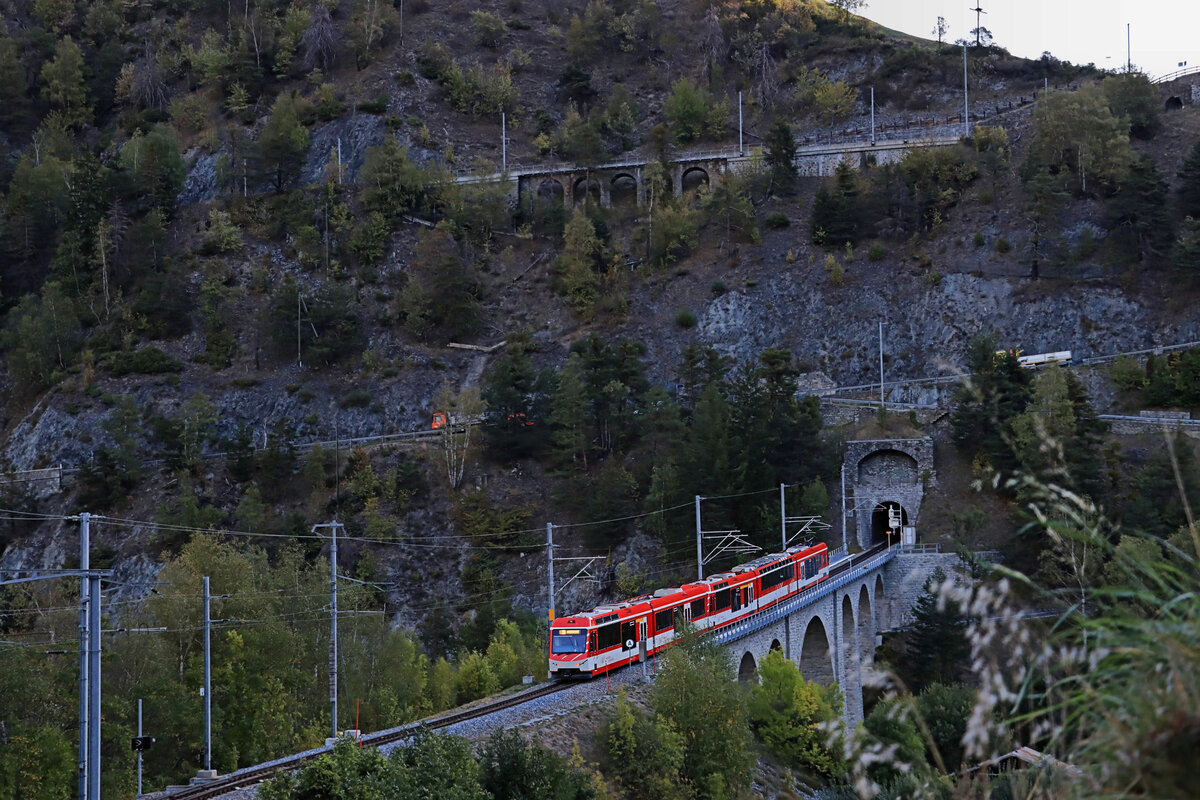 Die Talstufe von Grengiols MGB: Der Komet ABDeh4/8 2025 + Gelenksteuerwagen ABt 2133 nach Einfahrt in die Zahnstange. Nun geht es im Kehrtunnel hinauf ins Sonnenlicht. 21.September 2022 