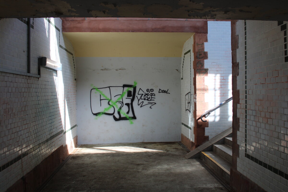 Die teilweise verf�llte Bahnhofsunterf�hrung in Laucha (Unstrut), am 09.09.2023. W�hrend man aus Richtung Stadtfeld den Tunnel noch bis zu den Bahnsteigen nutzen kann, hat man auf der Stadtseite einen ebenerdigen Zugang durch den Neubau eines Bahn�bergangs geschaffen und diesen Teil des Tunnels verf�llt.