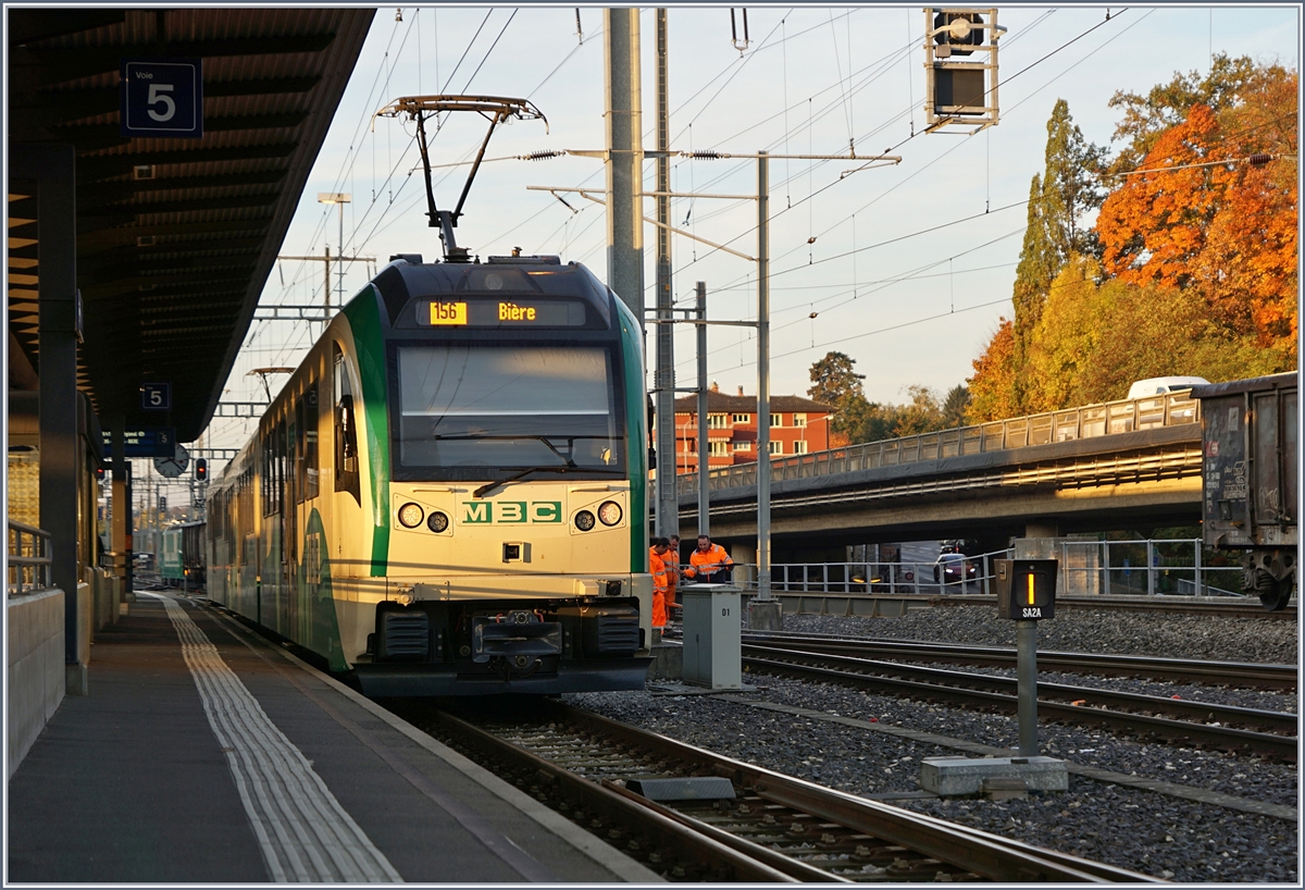 Die tiefe Herbstsonne vermag den nach Biere abfahrtbereiten BAM SURF Be 4/4 Regionalzug 112  in Morges herlich anzuleuchten.