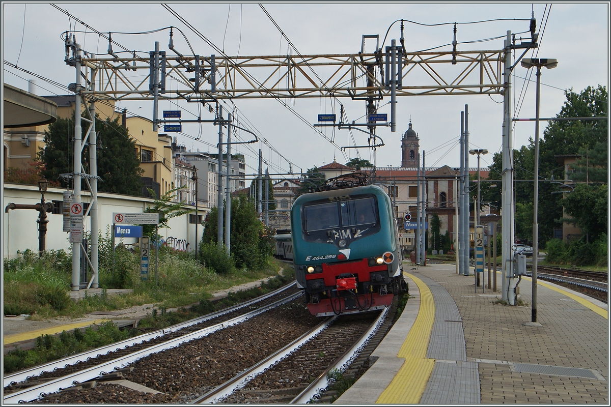 Die Trennord E 464 256 erreicht mit ihrem Regionalzug Monza.
22. Juni 2016