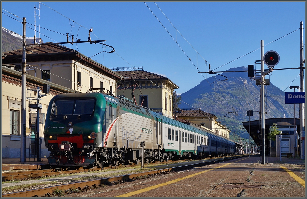 Die Trenord E 464 288 wartet in Domodossola auf die Abfahrt Richtung Milano.
15. April 2014