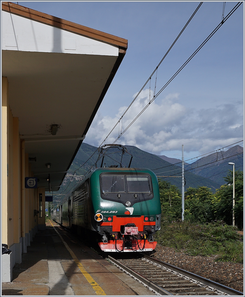 Die Trenord E 464.293 schiebt bei Vogogny ihren Regionalzug Richtung Domodossola.
18. Sept. 2017