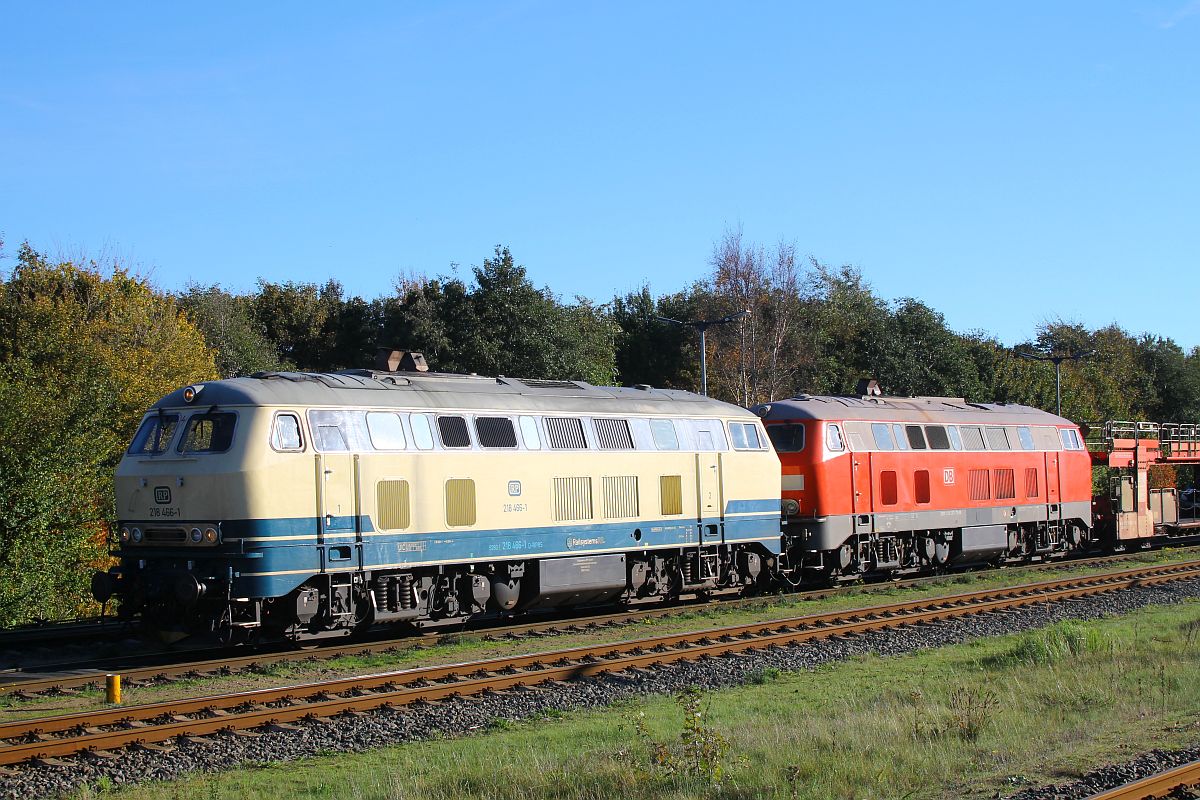 Die türkis-beige RP 218 466 + DB 218 307 bespannen den nächsten DB Autozug nach Sylt, Niebüll 19.10.2022