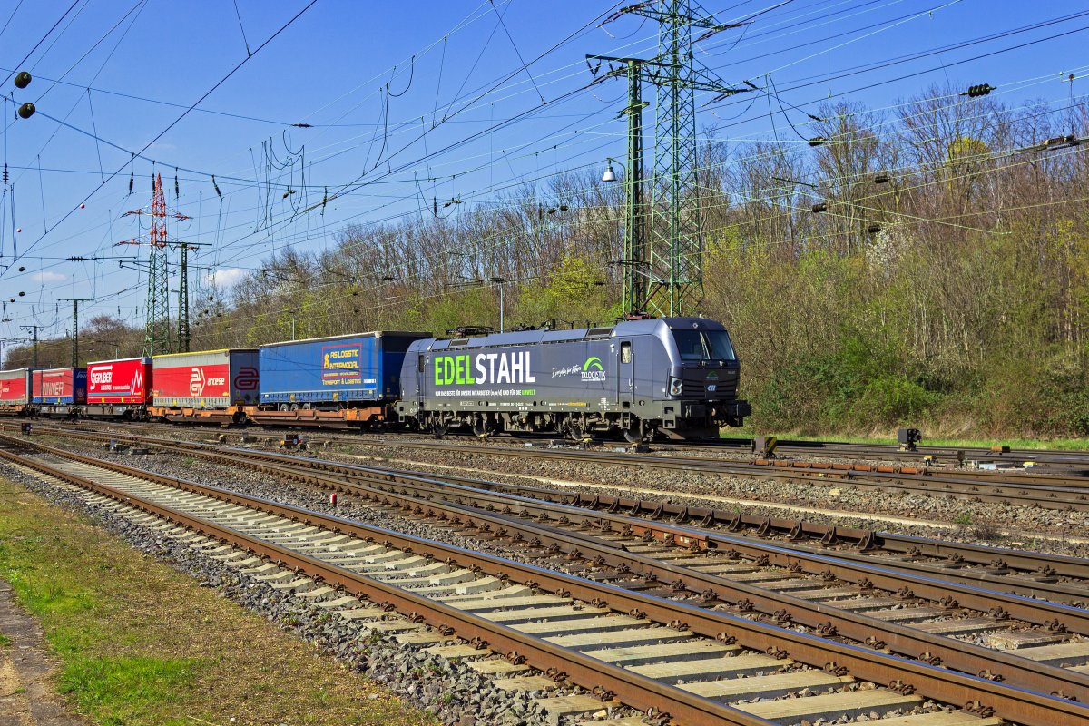 Die von TXL eingesetzte 193 267 wirbt mit dem Schlagwort  Edelstahl  fr den Fahrzeugnutzer. Allerdings geht es nicht um eine bestimmte Legierung, die Vorsilbe  edel-  soll wohl auf gute Arbeitsbedingungen und Umweltbilanz des Unternehmens hinweisen.