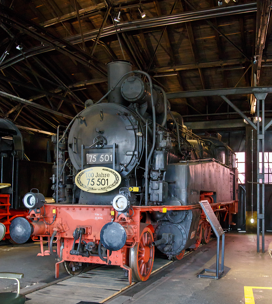 
Die ber 100 Jahre alte ex DR 75 501, ex Sachsen 1851, am 26.03.2016 Deutschen Dampflokomotiv-Museum in Neuenmarkt-Wirsberg, eine Schsische XIV HT.

Die dreifach gekuppelte Tenderlokomotive wurde 1915 von Sachsens Lokschmiede, der Schsische Maschinenfabrik vormals Richard Hartmann in Chemnitz unter der Fabriknummer 3836 gebaut und an die Kniglich Schsischen Staatseisenbahnen  als Sachsen 1851geliefert.

Als Schsische Gattung XIV HT wurden dreifach gekuppelte Tenderlokomotiven der Kniglich Schsischen Staatseisenbahnen fr den gemischten Dienst auf Haupt- und Nebenstrecken bezeichnet. Die Deutsche Reichsbahn ordnete die Lokomotiven ab 1925 in die Baureihe 75.5 ein. Die Ausstellungslok war Eigentum der Reichsbahn der DDR, bis das Auenhandelsministerium sie 1977 an das Museum verkaufte. 

Von der Schsischen XIV HT wurden von 1911 bis 1921 in drei Serien insgesamt 106 Lokomotiven von den Kgl. Schsischen Staatseisenbahnen in Dienst gestellt. Die neue Lokomotive galt zum Zeitpunkt ihres Erscheinens als die schwerste 1'C1'-Lokomotive im Bereich der mitteleuropischen Eisenbahnverwaltungen. Eingesetzt wurden die Lokomotiven nicht nur vor Vorortzgen, sondern letztlich vor allen Arten von Reisezgen auf den Neben- und Hauptstrecken in den schsischen Mittelgebirgen.

Technische Daten (75 501–505):
Achsformel: 1'C1'h2t
Spurweite: 	1.435 mm (Normalspur)
Lnge ber Puffer: 12.415 mm
Achsabstnde: 2.700 / 1.900 / 1.900 / 2.200 mm
Gesamtradstand: 8.700 mm
Treib- und Kuppelraddurchmesser: 1.590 mm
Laufraddurchmesser: 1.065 mm
Leergewicht: 62,7 t
Dienstgewicht: 79,4 t
Hchstgeschwindigkeit: 75 km/h
Indizierte Leistung: 990 PS
Treibraddurchmesser: 	1.590 mm
Laufraddurchmesser: 	1.065 mm
Steuerungsart: 	Heusinger
Zylinderdurchmesser: 	550 mm
Zylinderanzahl: 	2
Kolbenhub:  600 mm
Kesselberdruck: 12 bar
Anzahl der Heizrohre: 	132
Rostflche: 2,30 m
Strahlungsheizflche: 	11,8 m
Wasservorrat:  8,0 m 
Kohlevorrat: 2,5 t 
