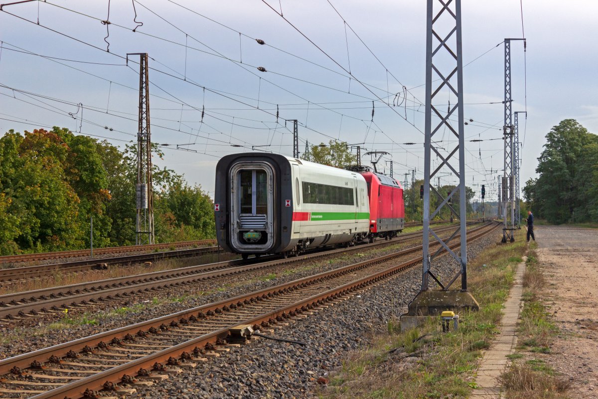 Die berfhrung des Steuerwagens 808 035 erlaubte den Blick auf den bergang und die Kupplung des Wagens, die naturgem normalerweise nicht zu sehen sind.