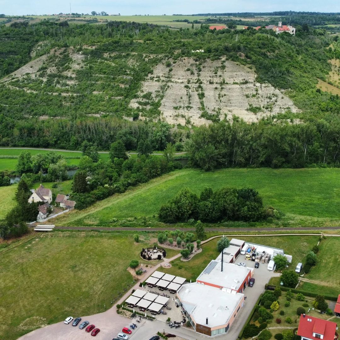 Die Unstrutbahn am 14.06.2022 bei der Moness Kaffeerösterei in Balgstädt.
(Foto: https://www.instagram.com/luft.bilder_by_me/)
