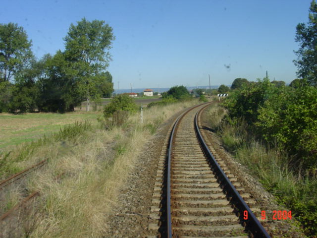 Die Unstrutbahn zwischen Gehofen und Reinsdorf (b Artern) am 09.09.2004. Links sieht man Reste vom früheren Gleisdreieck in Richtung Erfurt. (Foto. Carsten Klinger)