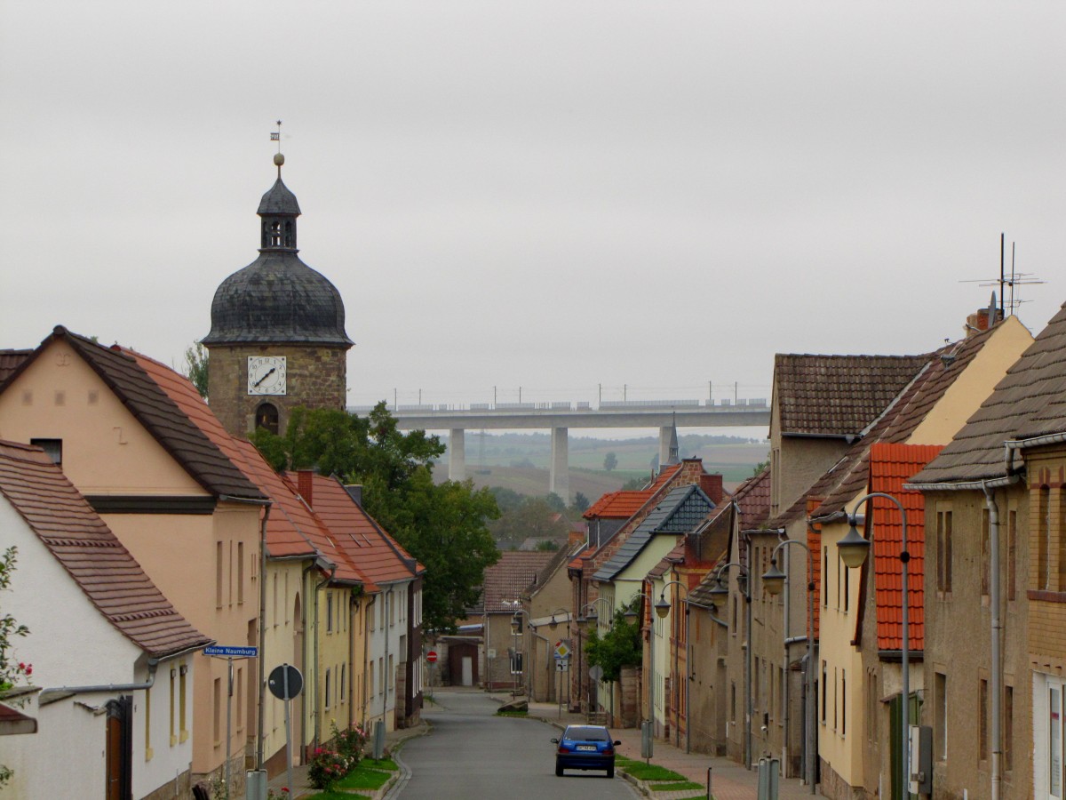 Die Unstruttalbr�cke am 13.09.2014 �ber den D�chern von Karsdorf.