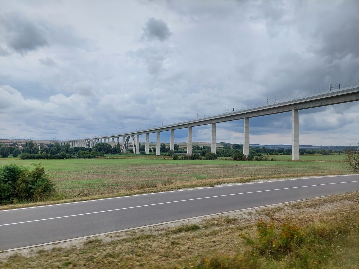 Die Unstruttalbrücke bei Karsdorf am 22.08.2021. (Foto: Holger Possnien) 