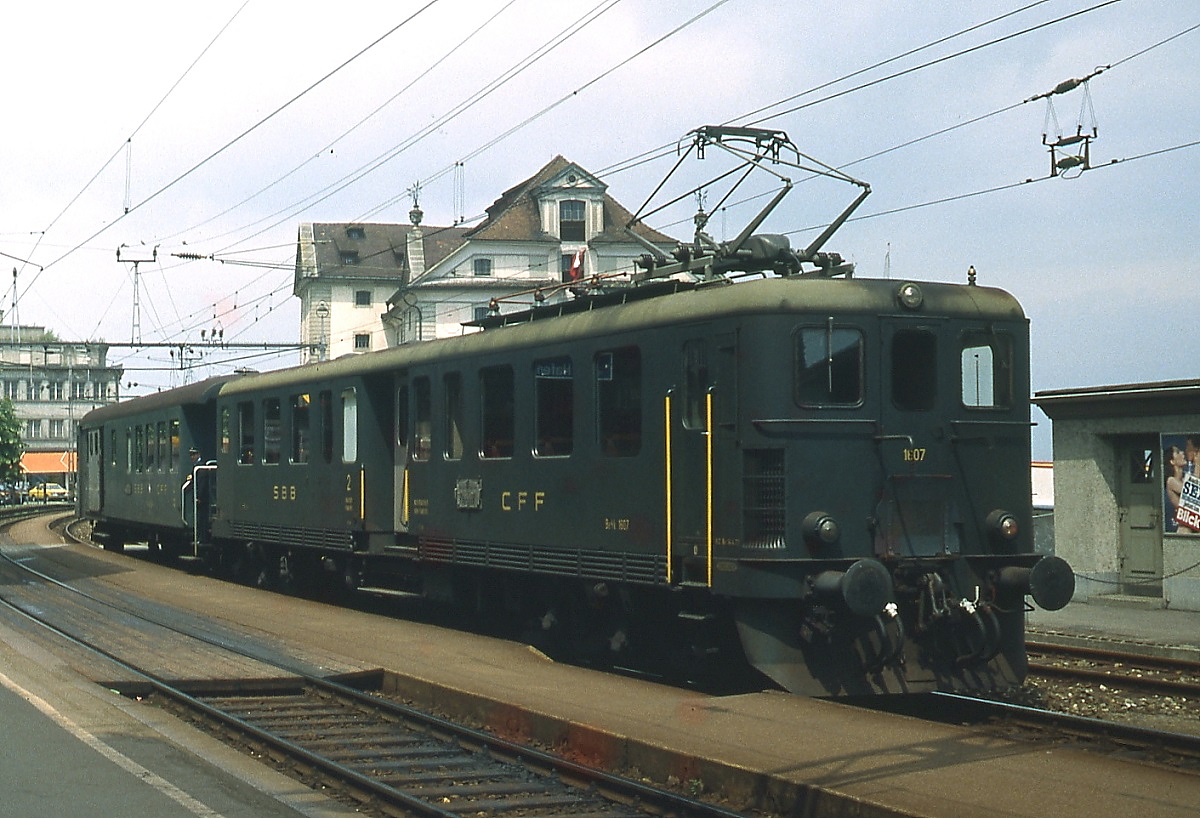 Die ursprüngliche Farbversion des bereits eingestellten Bildes des Be 4/6 1607 in Rohrschach Hafen um 1980. Wegen einiger brauner Flecken hatte ich nur eine s/w-Version eingestellt, das Bild aber jetzt noch einmal nachbearbeitet. Ganz verschwunden sind sie aber leider nicht.