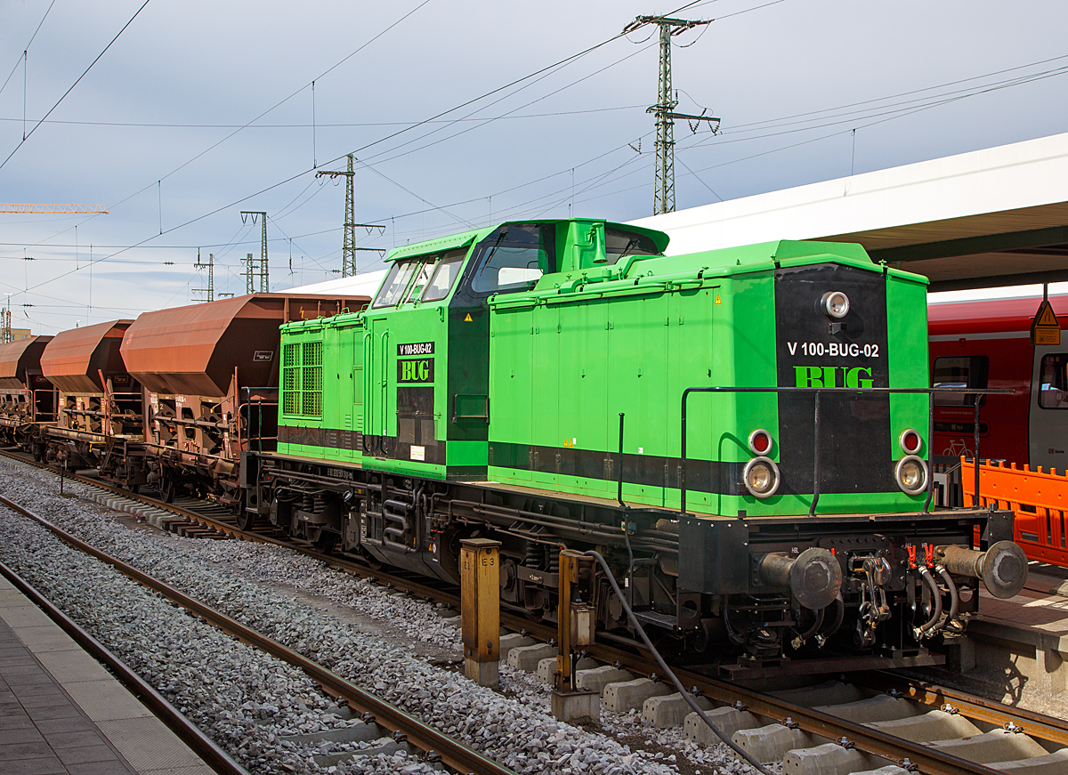 
Die V 100-BUG-02 (98 80 3202 501-3 D-BUG) der BUG Verkehrsbau AG am 28.03.2016 mit Schotterwagen im Hbf Nrnberg. 

Die V 100.4 wurde 1983 von LEW (VEB Lokomotivbau Elektrotechnische Werke „Hans Beimler“, Hennigsdorf) unter der Fabriknummer 17729 gebaut und  an das VEB Kaliwerk  Ernst Thlmann  als WL 1 geliefert. Nach einigen Stationen kam sie 2011 zur BUG Verkehrsbau AG.