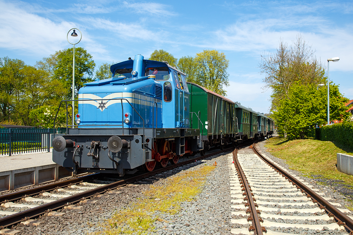 
Die V1 der Hespertalbahn e. V. , eine Henschel DH 360 Ca (Fabriknummer 30321, BJ 1961) steht am 30.April 2017 mit dem Museumszug im Essen-Kupferdreh zur Abfahrt bereit. 
Aufnahme vom Bahnübergang aus, zudem reine Museumsbahn.