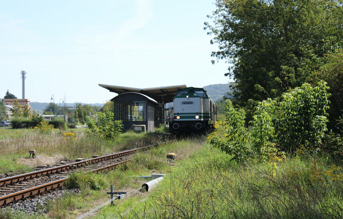 Die V100 003 (92 80 1201 003-1 D-LDK) vom Förderverein Berlin-Anhaltinische Eisenbahn e.V. mit dem DPE 17399 von Staßfurt nach Karsdorf, am 09.09.2023 in Laucha (Unstrut). Die Sonderfahrt zum Winzerfest Freyburg haben die Eisenbahnfreunde Traditionsbahnbetriebswerk Staßfurt e.V. organisiert. Die Abstellung des Zuges erolgte in Karsdorf.