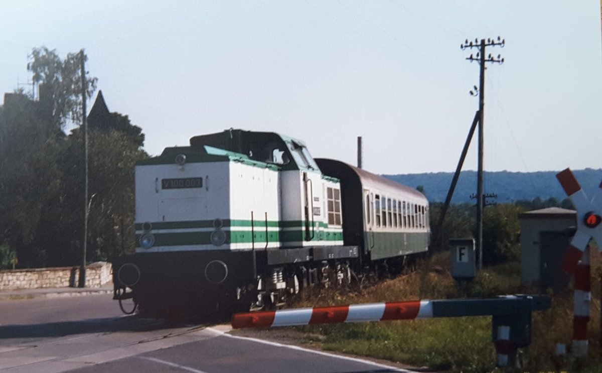 Die V100 003 vom F�rderverein Berlin-Anhaltinische Eisenbahn e.V. mit einem Winzerfestsonderzug zur Abstellung nach Karsdorf, am 12.09.1999 in Laucha (Unstrut). (Foto: Bodo Zorn)